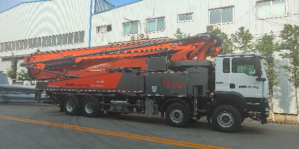 科尼樂泵車場地窄也能高效施工！科尼樂 32 米泵車單側支撐布料優勢解析