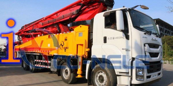 小型泵車管道滑動(dòng)或脫落時(shí)，就需要給你的愛(ài)車更滑新管了