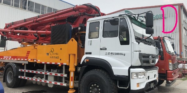 小型混凝土泵車泵送水泥是什么原理？